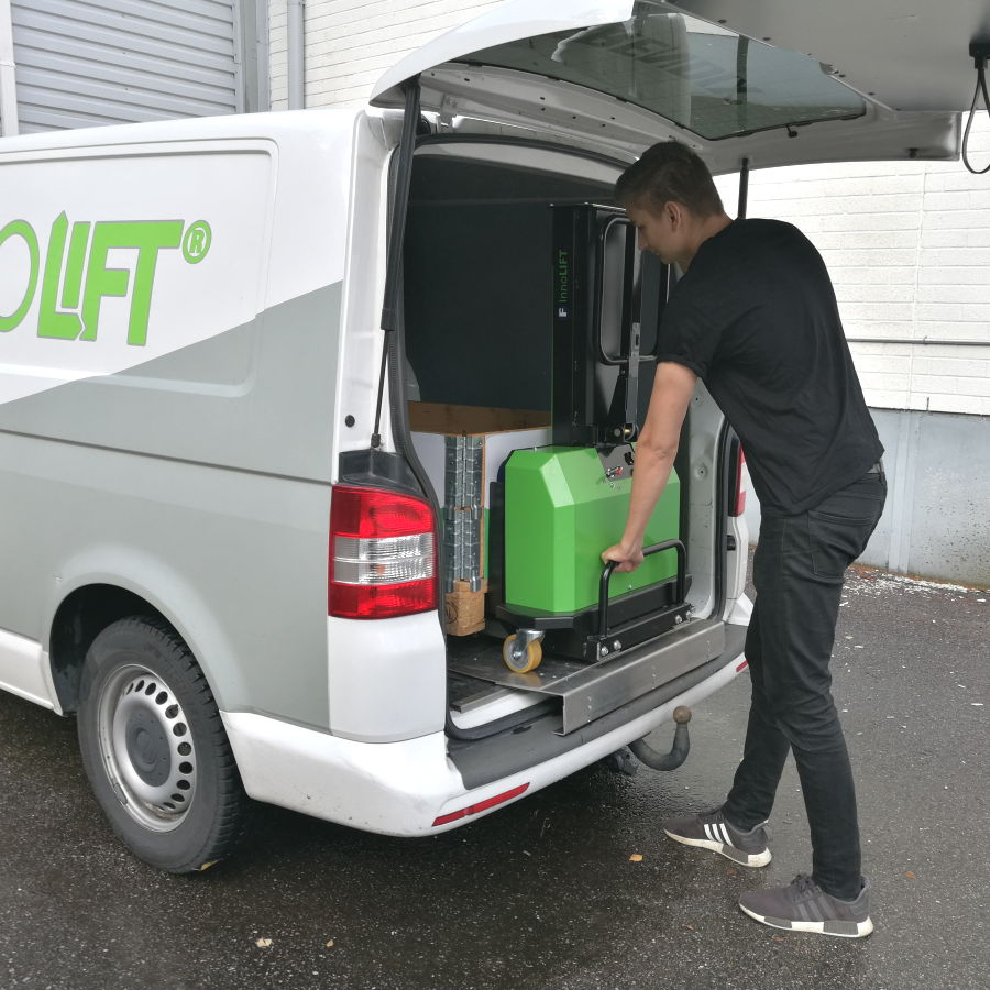 4. 將 Innolift 和貨物推入廂式貨車 4. 將 Innolift 和貨物推入廂式貨車