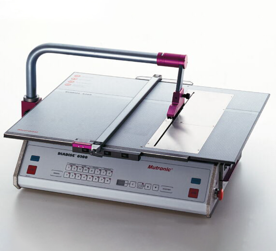 德國Mutronic 銑削機(jī)制樣機(jī)，DIADISC 6200，切削機(jī)，切割鋸，切斷據(jù)，制樣機(jī)，臥式鋸床，塑料切削機(jī)，塑料切割機(jī)，塑料鋸床，復(fù)合材料切割機(jī)，大型鋸床切割，實驗室切割機(jī)，實驗室切割鋸，實驗室用小型制樣機(jī)，精密切割機(jī)，精密開槽鋸，精整機(jī)，自動制樣機(jī)，試樣切割機(jī)，試樣鋸切機(jī)，邊緣拋光機(jī)